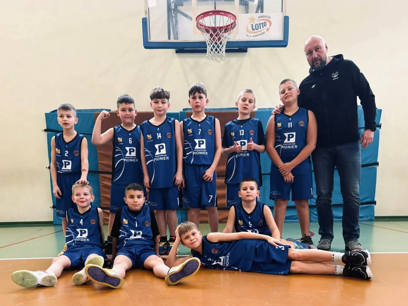 Najmłodsi zawodnicy U11 MKS Smyk Prudnik z trenerem w niebieskich strojach