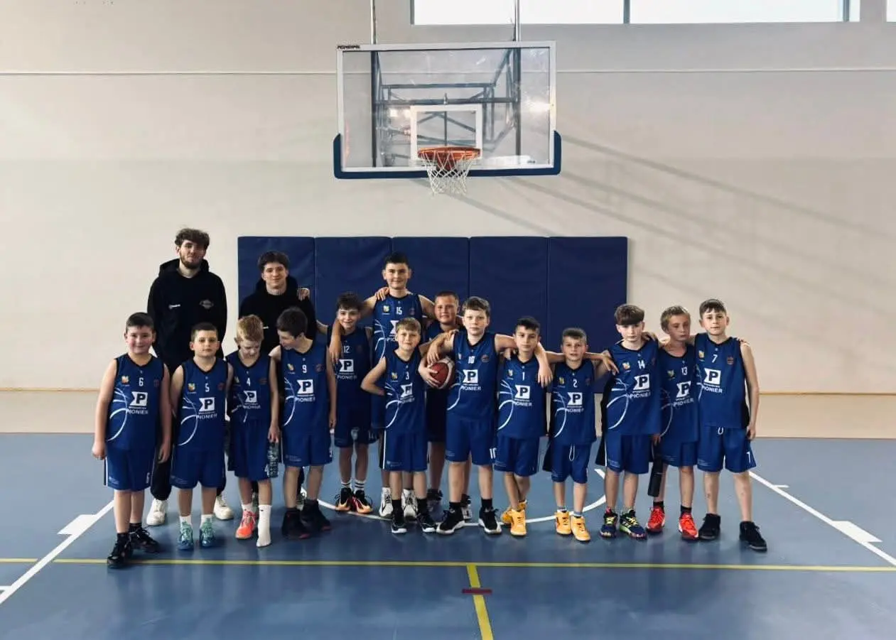 Drużyna U12 MKS Smyk Prudnik pod koszem