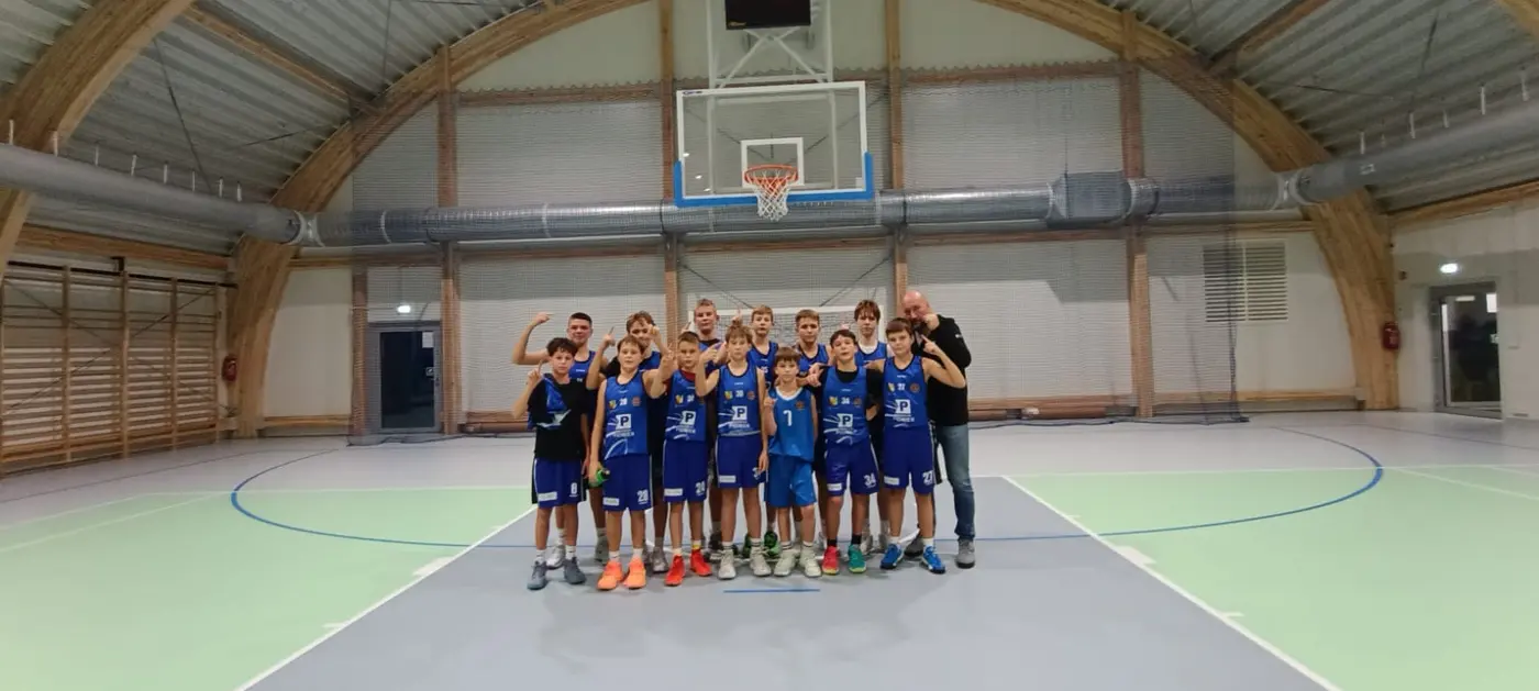 Drużyna U15 MKS Smyk Prudnik w nowej hali