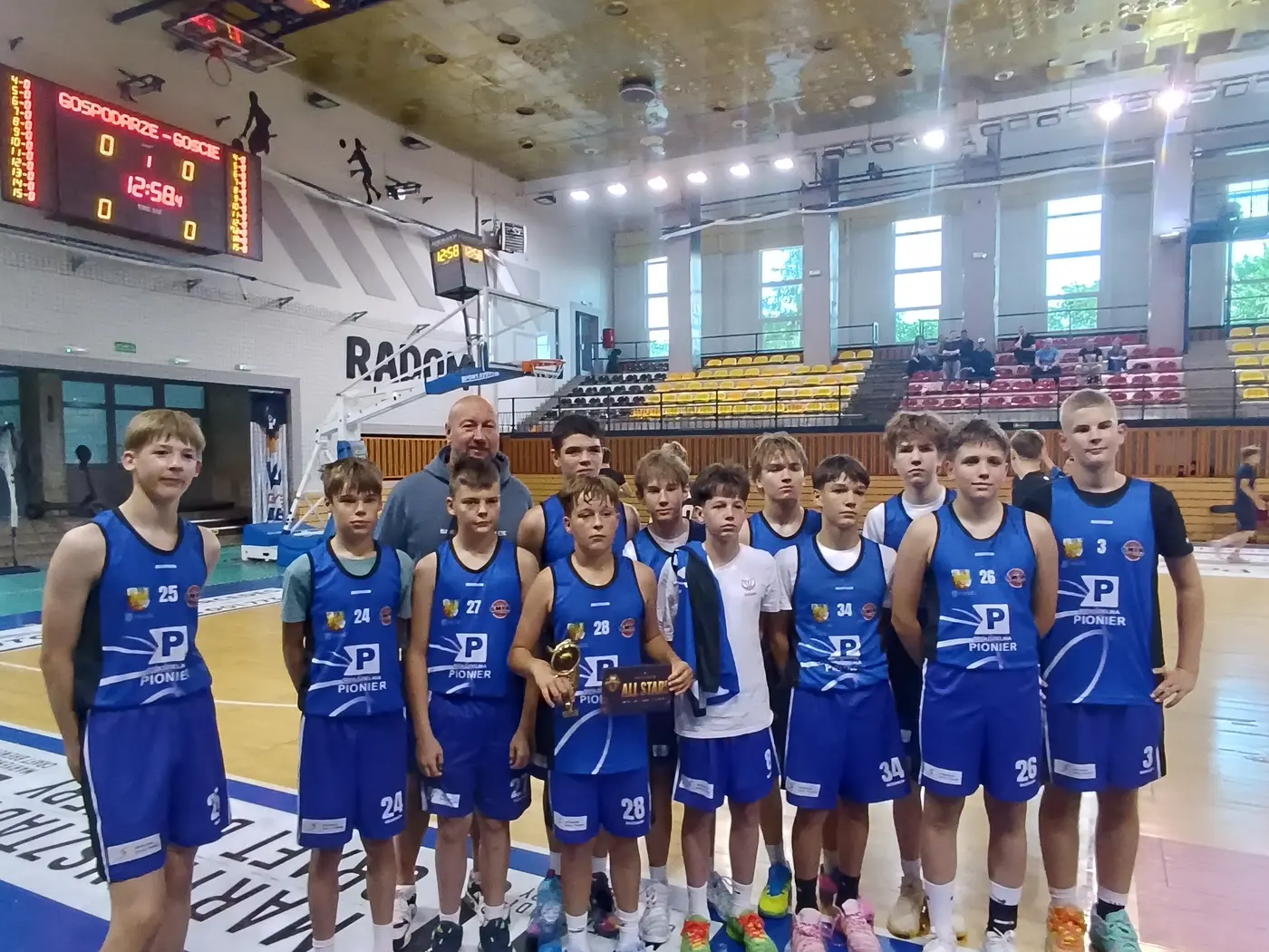 Drużyna U15 MKS Smyk Prudnik z trofeum All Stars