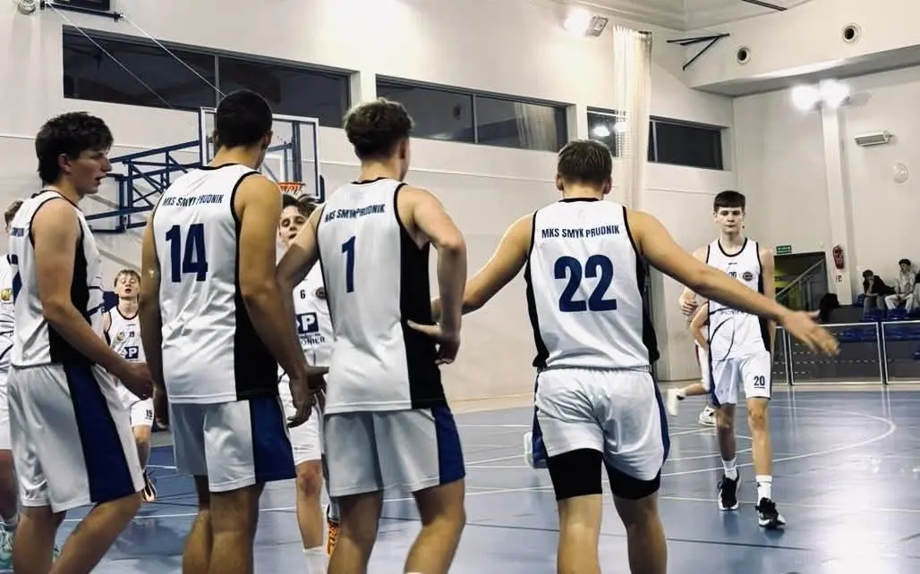 Zawodnicy U19 MKS Smyk Prudnik w strojach meczowych podczas spotkania